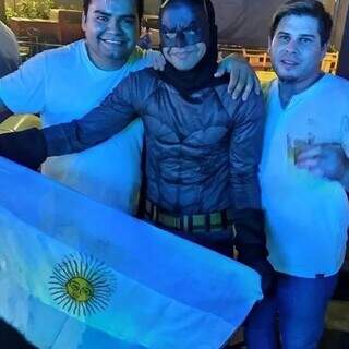 Batman já tirou foto com argentinos que visitaram o bar. (Foto: Arquivo Pessoal)