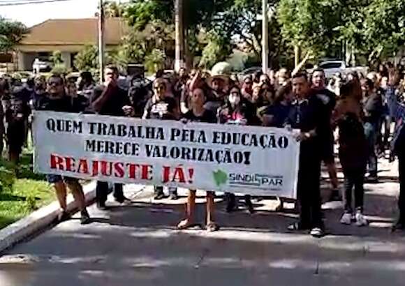 Vídeo mostra manifestação de professores por reajuste salarial em Paranaíba