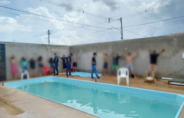  Opera&ccedil;&atilde;o prende 11 ap&oacute;s adolescente ser hospitalizada em coma alco&oacute;lico