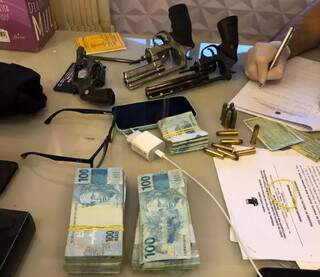 Polícia apreendeu dinheiro e armas durante operação. (Foto: Divulgação / PF)