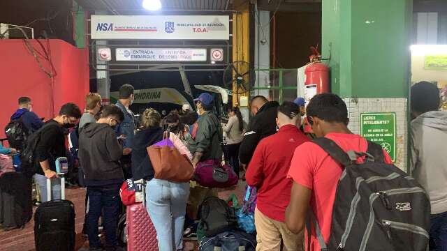 Depois de 10h de &quot;ch&aacute; de cadeira&quot; no PY, sul-mato-grossenses retornam ao Brasil