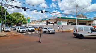 Agente de trânsito trabalha em cruzamento com semáforo desligado na Capital. (Foto: Divulgação/Agetran)