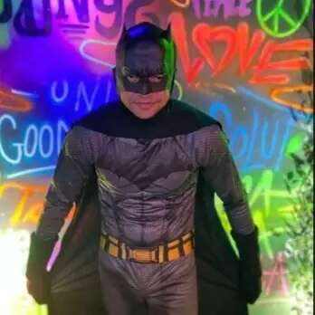 Robert Pattinsson que se cuide, aqui o “Batman” é estrela nos bares