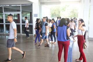 Alunos chegando na UCDB em dia de provas do Enem. (Foto: Paulo Francis)