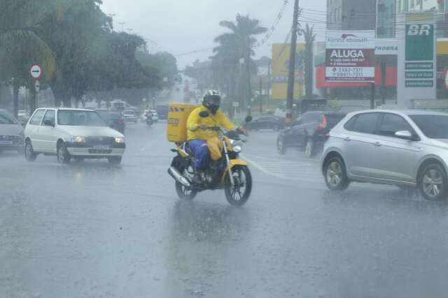 Sob alerta de temporal at&eacute; amanh&atilde;, tarde come&ccedil;a com chuva na Capital
