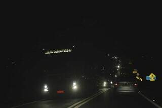 Fila de caminhões no macroanel no início da noite desta quinta-feira (24) (Foto: Paulo Francis)