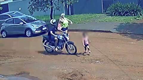 Criança é atropelada e arremessada por motociclista que foge sem prestar socorro
