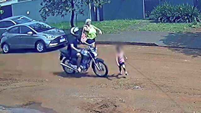 Crian&ccedil;a &eacute; atropelada e arremessada por motociclista que foge sem prestar socorro