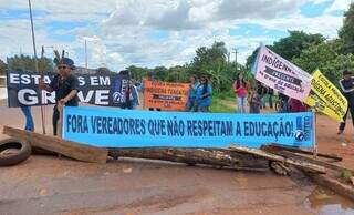 Professores indígenas durante bloqueio de pista da MS-156 hoje, em Dourados (Foto: Cido Costa)