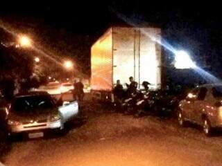 Caminhão-baú apreendido com a carga estava na Rua Verdes Mares, no Bairro Tarumã, em Campo Grande. (Foto: Arquivo)