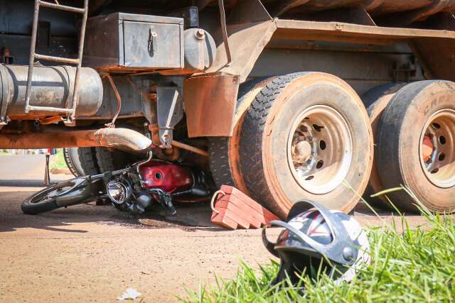  Motorista de caminh&atilde;o foge ap&oacute;s arrastar casal de motociclistas por 4 metros   