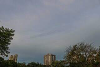 Céu com algumas nuvens na região central de Campo Grande. (Foto: Henrique Kawaminami)