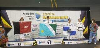 Maria Júlia, ao centro, levou ouro na categoria e vai representar o Brasil na fase mundial do torneio. (Foto: Divulgação)