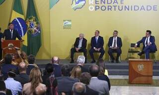 Presidente da República, Jair Bolsonaro, discursa em evento que apresentou medidas provisórias para regulamentar mudanças em atividades trabalhistas. (Foto: Agência Brasil)