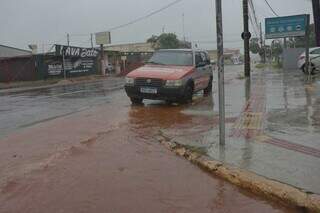Chuva de 16 milímetros foi o suficente para alagar ruas na região da Coronel Antonino. (Foto: Paulo Francis)