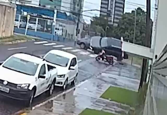 C&acirc;mera mostra momento em que Jeep capota depois de colis&atilde;o na Avenida Cear&aacute;