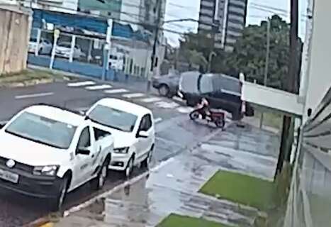 Câmera mostra momento em que Jeep capota depois de colisão na Avenida Ceará
