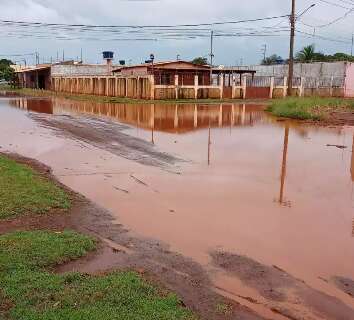 Rua vira rio de lama e deixa moradores ilhados no Jardim Inápolis 