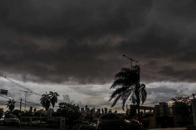 Chegada de frente fria vinda da Argentina escurece c&eacute;u da Capital 