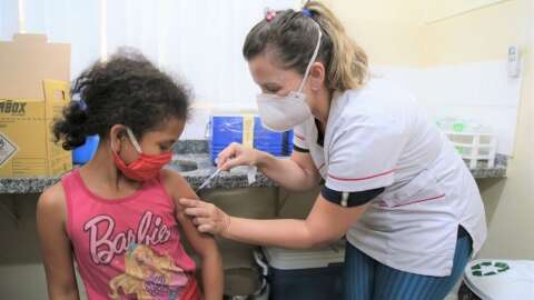 Vacinação contra covid ocorre durante todo o dia em Campo Grande nesta sexta