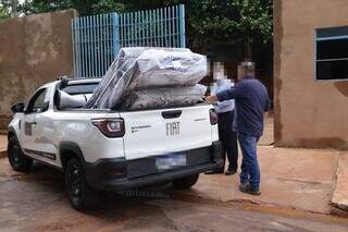 Funcionário da OAB-MS entregando colchões para advogados que passarão a noite em presídio. (Foto: Kísie Ainoã)