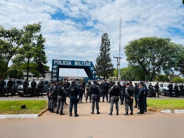 Opera&ccedil;&atilde;o &quot;afeta&quot; neg&oacute;cios e at&eacute; a m&aacute;fia procura traficantes que atiraram em PM