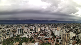 Rua Jose Antonio miró al cielo desde una cámara montada en la parte superior del Bahamas Suite Hotel en el centro.