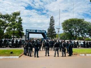 Policiais da Operação Presença reunidos em frente ao batalhão da PM, em Ponta Porã. (Foto: Divulgação)