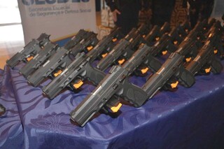 Pistolas .40 entregues aos agentes da segurança pública. (Foto: Paulo Francis)