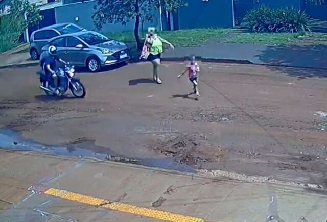 Motociclista que atropelou crian&ccedil;a n&atilde;o tem CNH e diz que fugiu por medo 