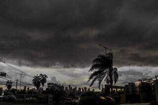 Cielos oscuros y pesados ​​sobre el área de Rua Antônio Maria Coelho.  (Foto: Henrik Guaminami)