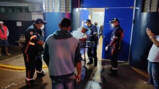 Venezuelano ferido a tiros no momento em que chegava ao hospital. (Foto: Adilson Domingos)