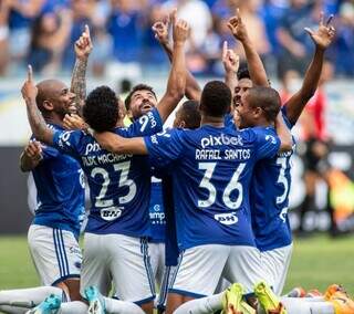 Comemoração dos jogadores do Cruzeiro após a vitória de hoje. (Foto: @staff_images)