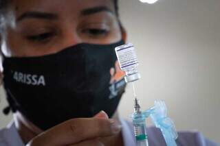 Profissional de saúde prepara aplicação de vacina contra a covid-19. (Foto: Henrique Kawaminami)