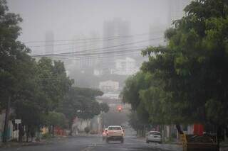 Campo Grande amanheceu encoberta por neblina e com chuva fraca em várias regiões. (Foto: Henrique Kawaminami)