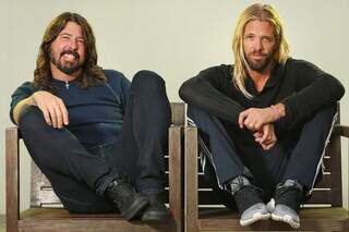 À esquerda: Dabe Ghrol, vocalista do Foo Fighters. À direita: Taylor. 