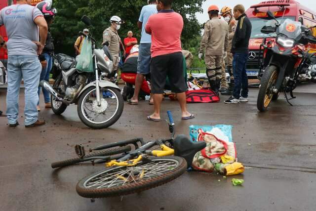 Idosa &eacute; atropelada por caminhonete e socorrida com fratura exposta