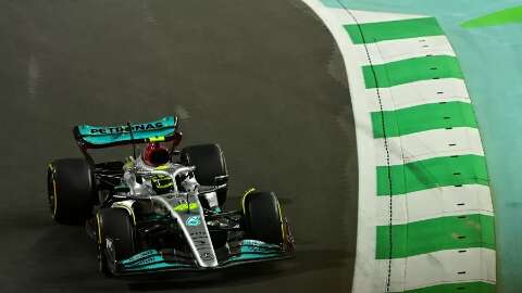Lewis Hamilton vai mal em treino e largará na 16ª posição no próximo GP