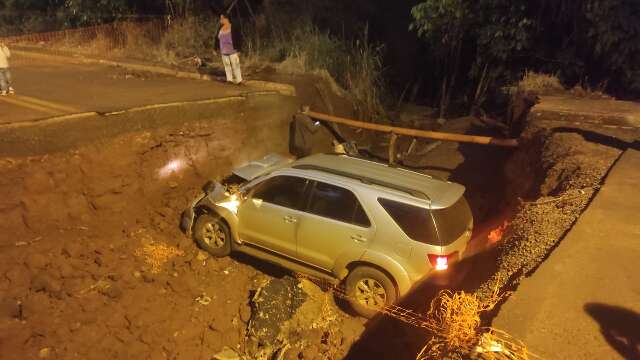 Caminhonete fica presa em buraco e motorista &eacute; resgatado pelos bombeiros 