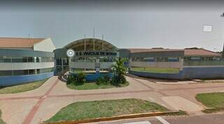 Escola Estadual Vinícius de Moraes onde homens roubavam fios (Foto: Google Maps)