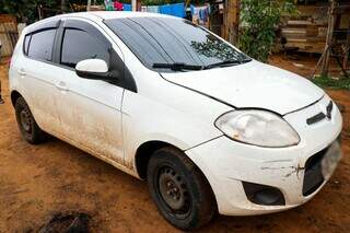 Fiat Palio foi roubado durante a madrugada e recuperado com ajuda de motoristas de aplicativo. (Foto: Henrique Kawaminami)