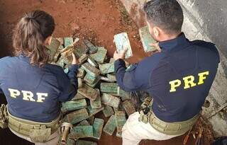 Policiais apreenderam cocaína, que estava armazenada, em papelotes, dentro de caminhão. (Foto: 