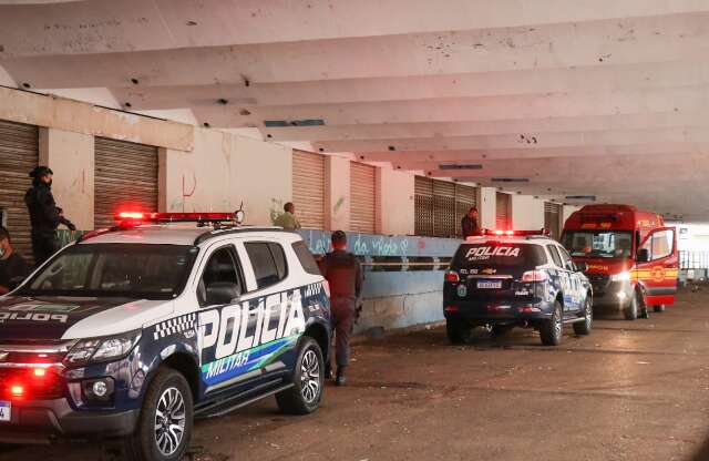 Homem &eacute; assassinado com pelo menos 10 facadas na antiga rodovi&aacute;ria