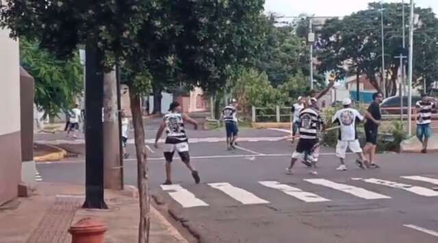 Torcidas de S&atilde;o Paulo e Corinthians brigam com &#039;guerra de roj&atilde;o&#039; em Campo Grande