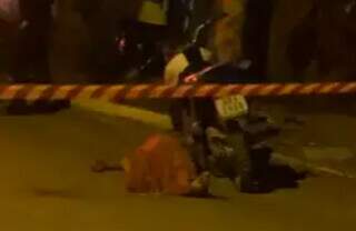 Vítima ficou caída ao lado de motocicleta (Foto: Jardim MS News) 