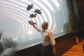 Reinaldo Azambuja ao lado de aquário com seis metros de altura e que pesa 35 toneladas. (Foto: Paulo Francis)