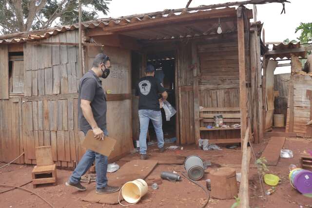 Homem &eacute; encontrado morto e com rosto desfigurado em barraco  