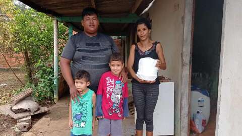 Sem água, luz ou comida, família no São Conrado depende de doações 