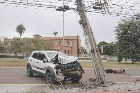 Ecosport destr&oacute;i poste e atinge motociclista na Avenida Afonso Pena