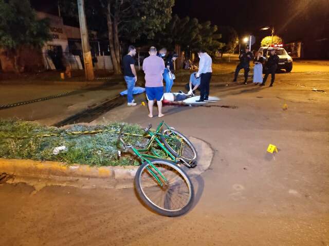 Ciclista morre ap&oacute;s ser atingido por carro em cruzamento na madrugada de hoje